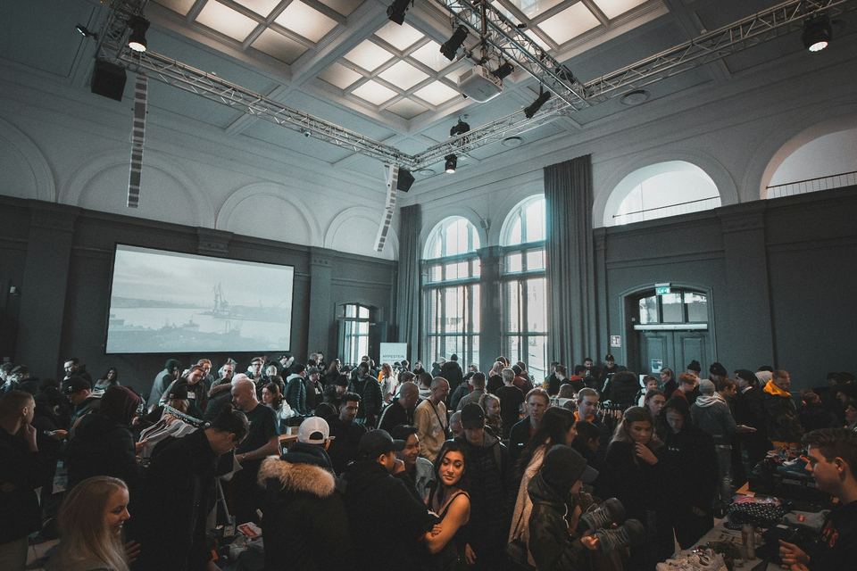 Konferenčna dvorana s platnom