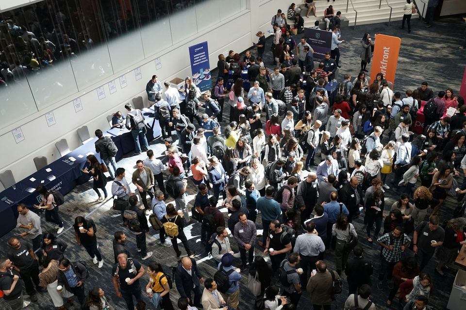 Udeleženci v preddverju konference
